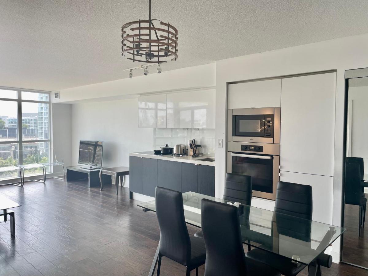 Three Br Condo Step To Cn Tower Rogers Center With Free Parking Toronto Bagian luar foto