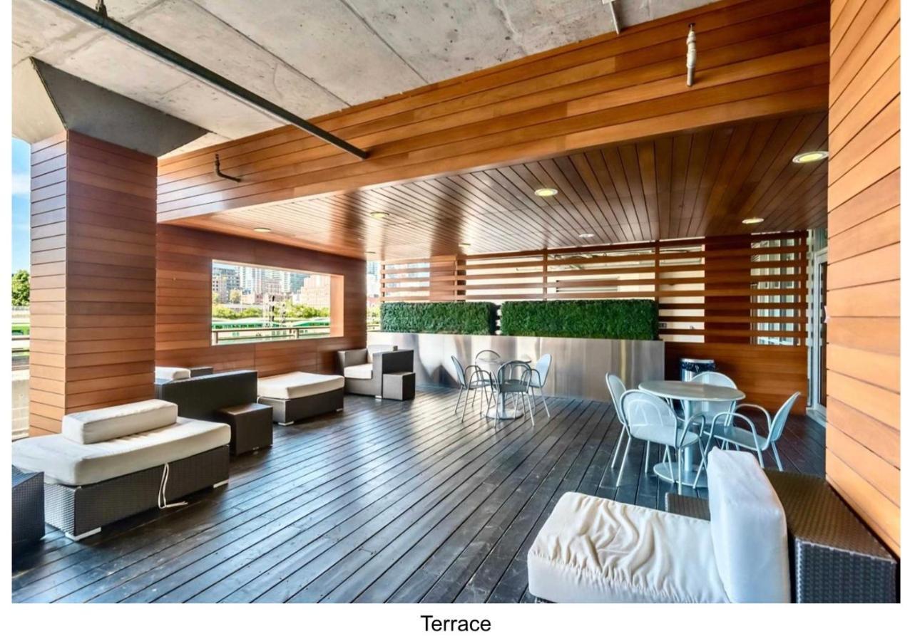 Three Br Condo Step To Cn Tower Rogers Center With Free Parking Toronto Bagian luar foto